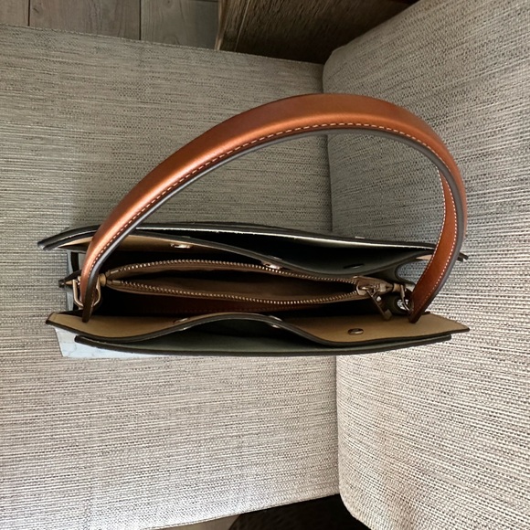 TORY BURCH Elegant Crocodile-Embossed Handbag - Picture 7 of 7